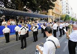 Una banda toca en las fiestas de Hogueras en Alicante.