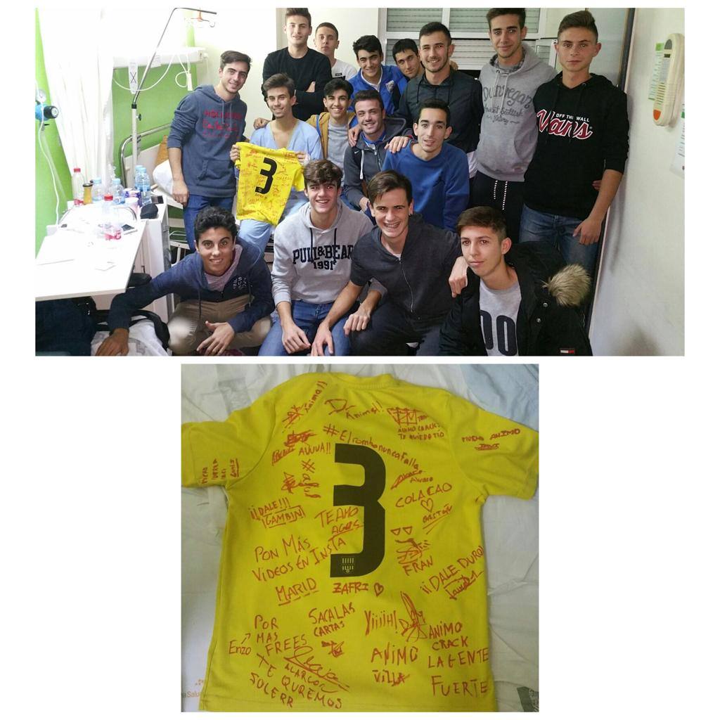 Los compañeros del CD El Campello fueron a visitarle al hospital con una camiseta firmada.