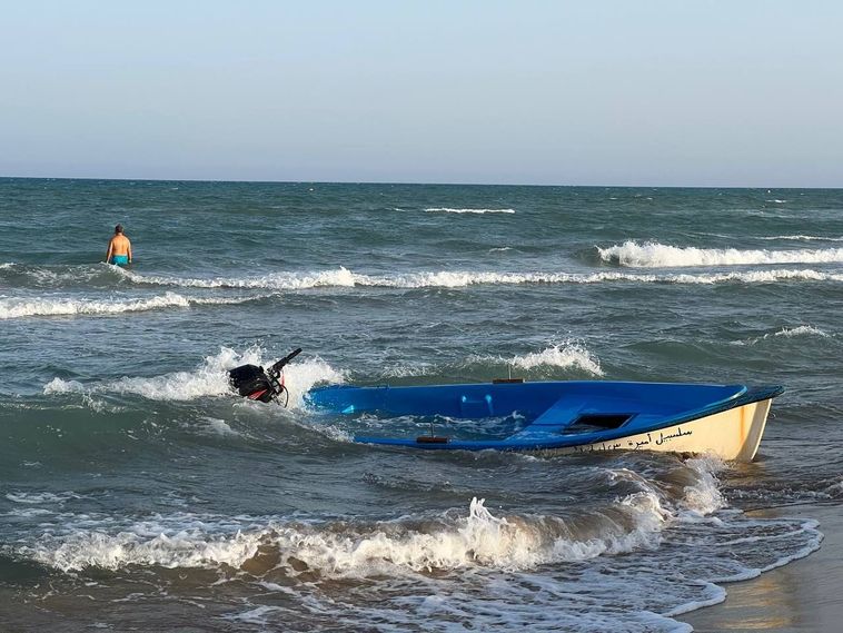 Interceptan una patera con cinco personas a bordo en la costa de Guardamar del Segura