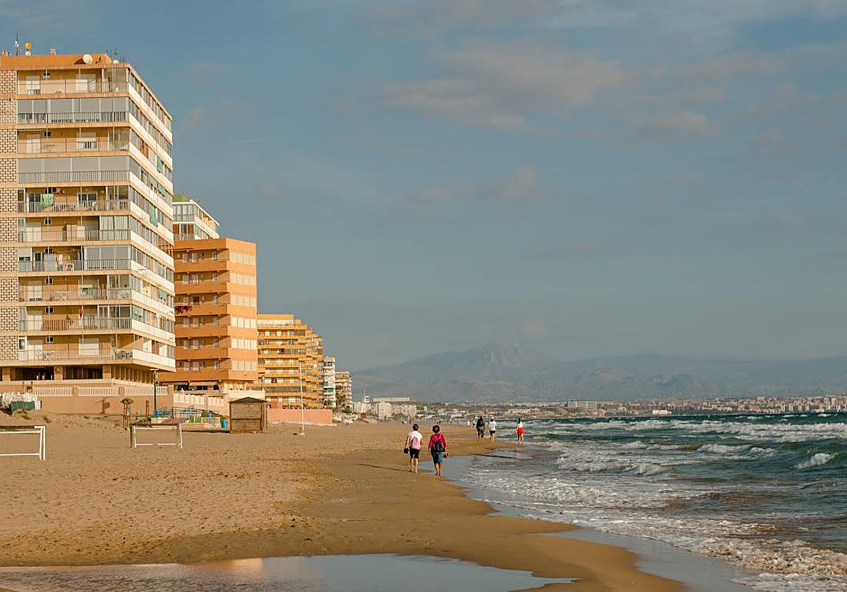 Playa de los Arenales del Sol.