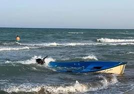 Patera en la costa de Guardamar del Segura.