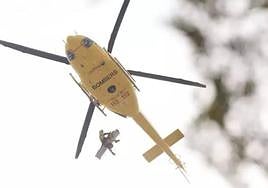 Uno de los helicópteros de los Bomberos durante un rescate.