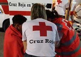 El personal de Cruz Roja atendiendo a las personas llegadas a Torrevieja en patera.