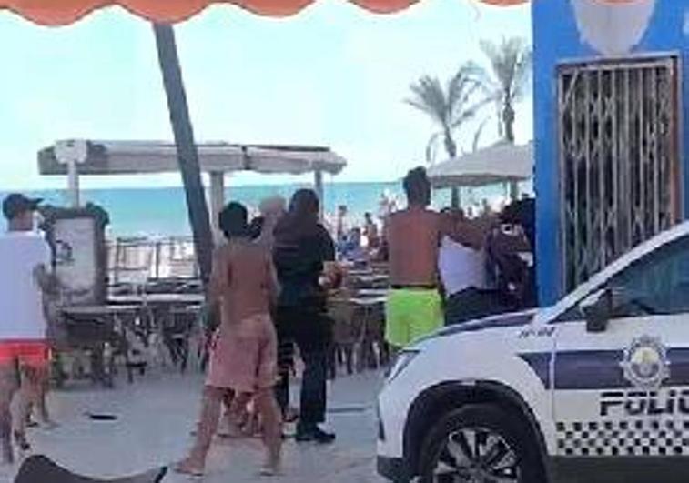 Altercado en Guardamar tras enfrentarse unos bañistas con la Policía Local