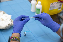Personal sanitario prepara una dosis de vacunación contra la covid.