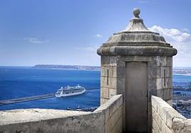 Un crucero amarrado en la terminal del Puerto de Alicante desde el Castillo de Santa Bárbara.