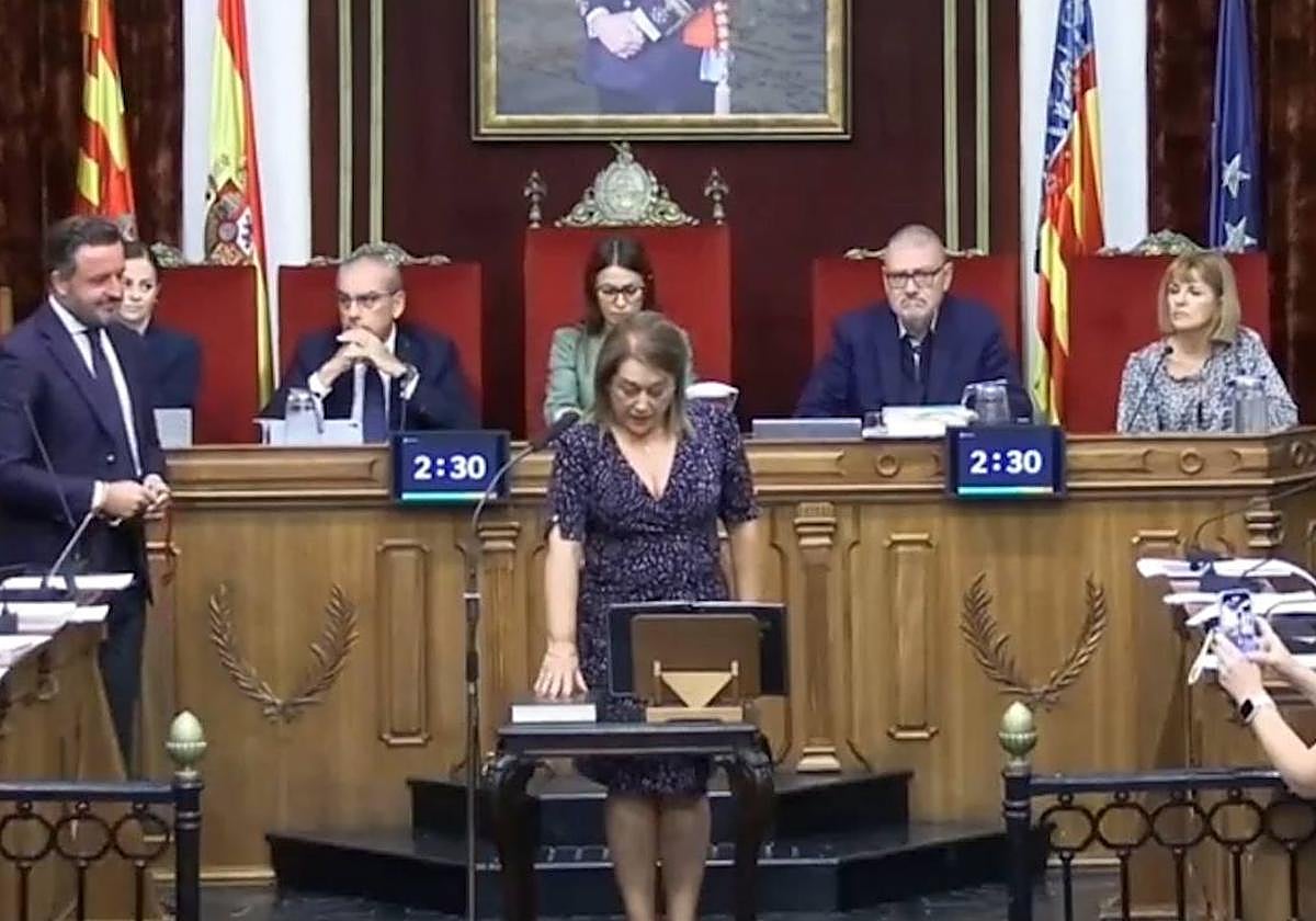 Caridad Martínez ha jurado su cargo en el pleno ordinario.