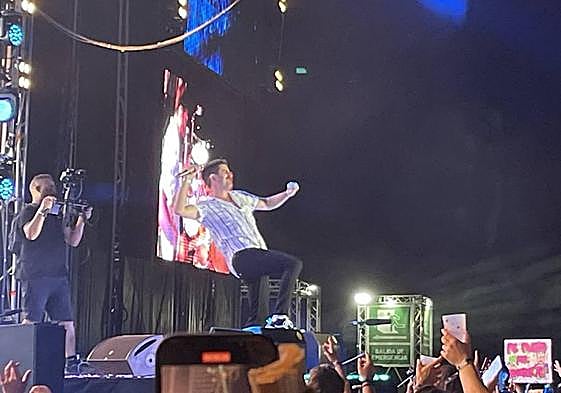 Álex Ubago durante su actuación en Alicante.