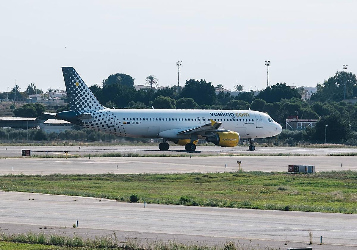 Un avión de Vueling en el aeródromo alicantino.
