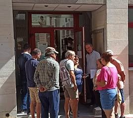 Concentració a las puertas del Consistorio de Alcoleja con ocasión de la visita del subdelegado del Gobierno en Alicante.