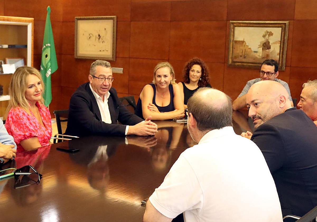 Toni Pérez, junto a la consellera de Turismo y otros representantes turísticos.