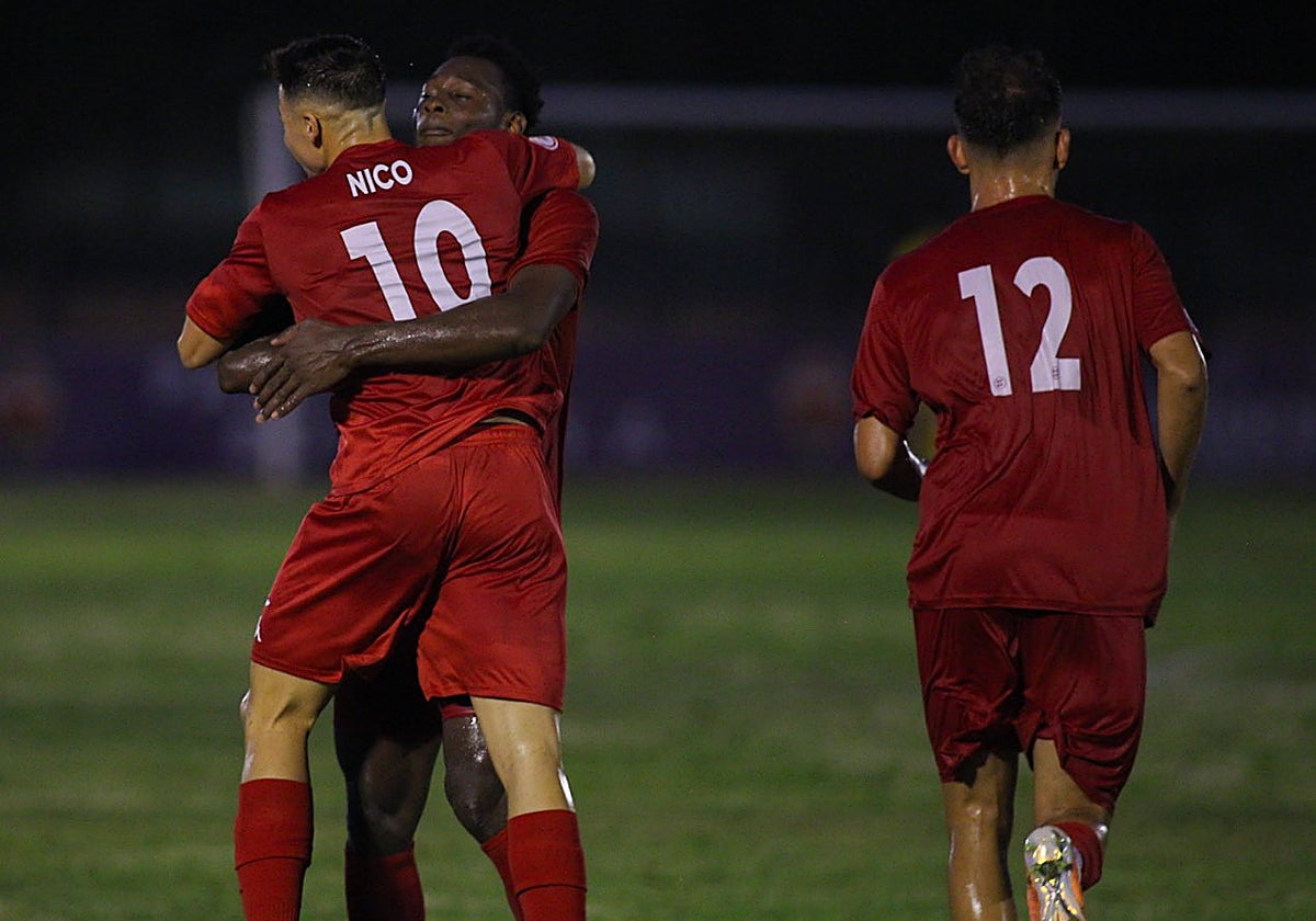 Nico es felicitado tras marcar de penalti en Torrellano