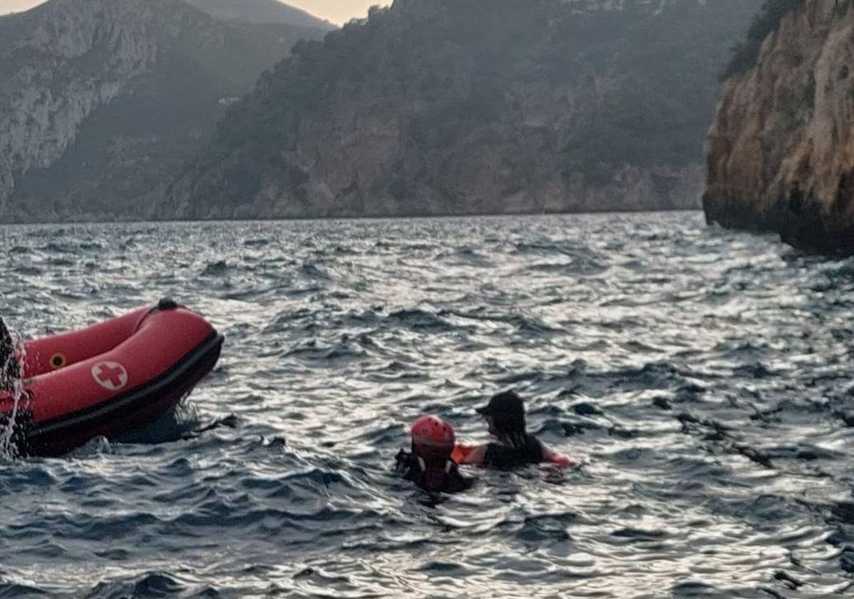 Un rescate de Cruz Roja en el mar.