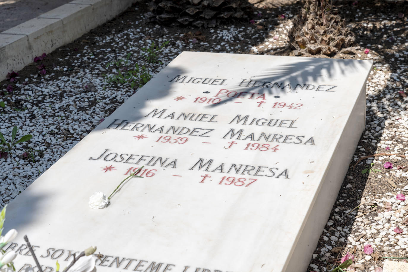 Imagen secundaria 2 - Tumba de Miguel Hernández en el cementerio alicantino.