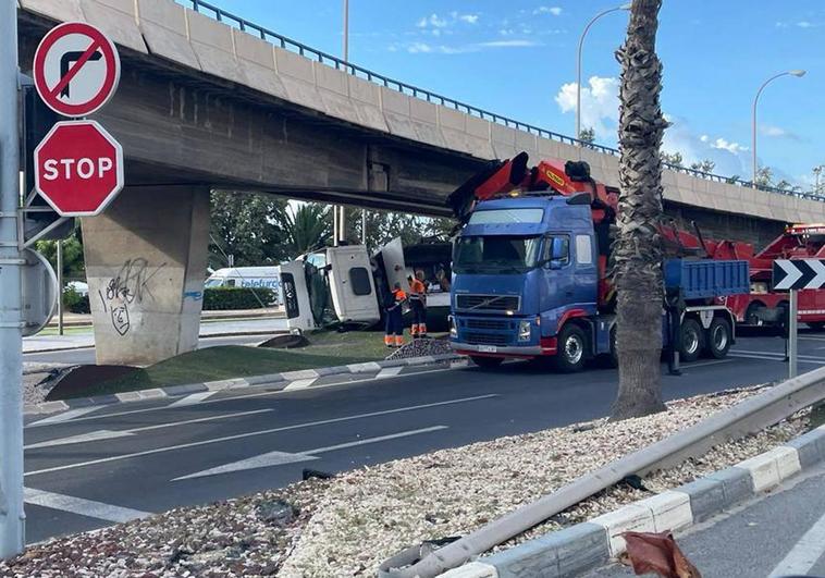 Un camión de la basura vuelca bajo el scalextric de Alicante