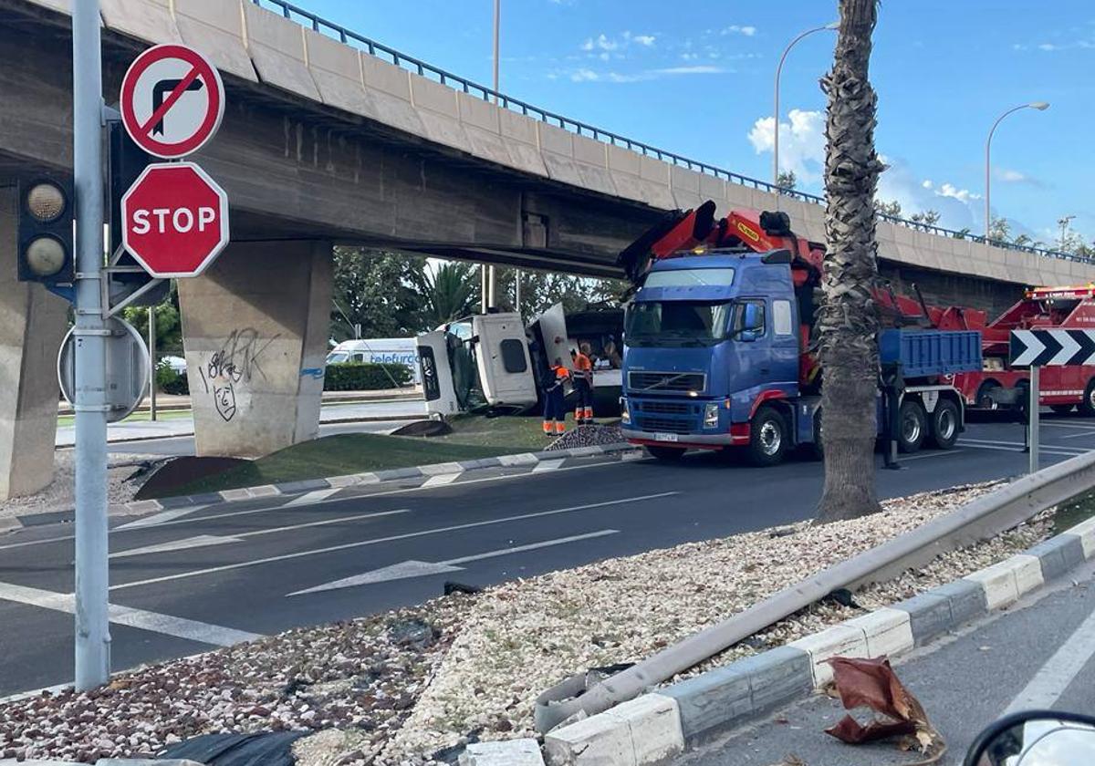 Camión de la basura volcado bajo el Scalextric junto a la playa del Postiguet.