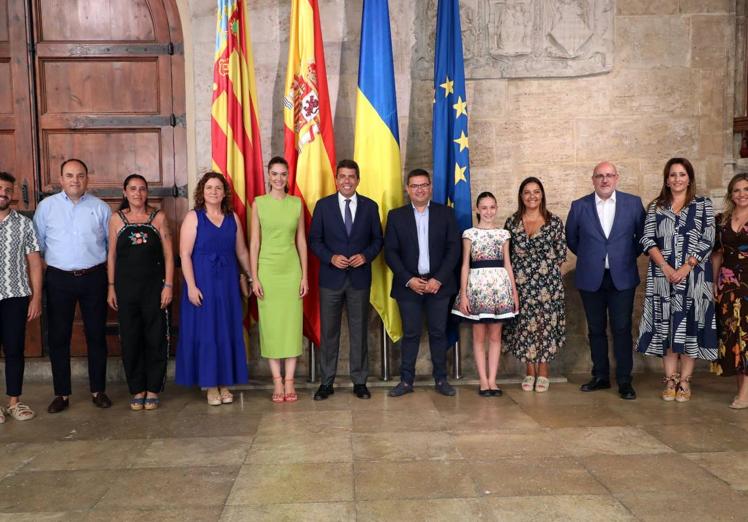 Imagen principal - Visita de la Federació de Hogueras y la bellea del foc al Palau de la Generalitat.