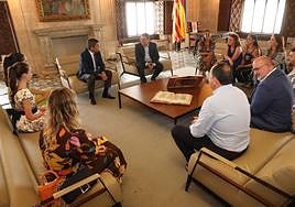 Visita de la Federació de Fogueres y las belleas del foc al Palau de la Generalitat.