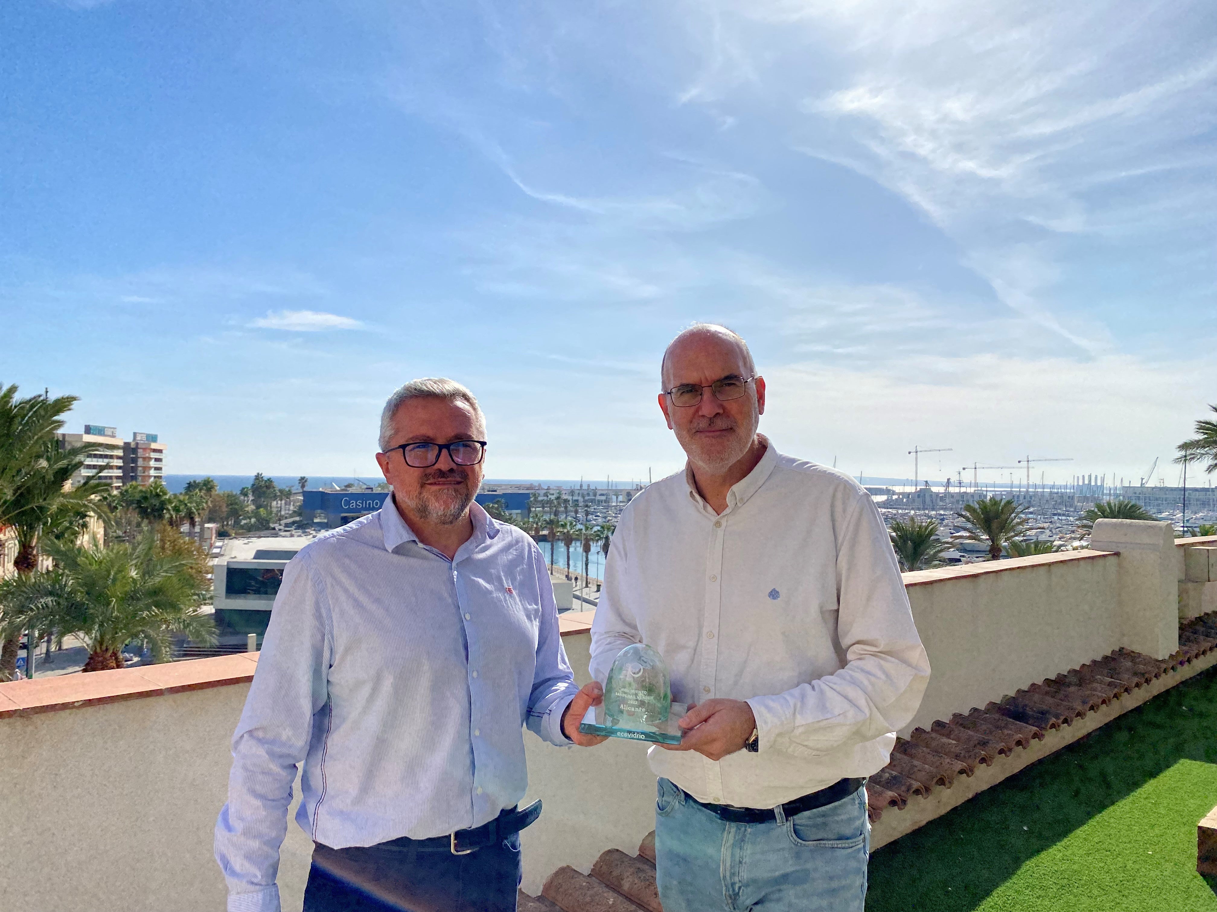 El concejal Villar (d) junto al gerente de zona de Ecovidrio, Roberto Fuentes.