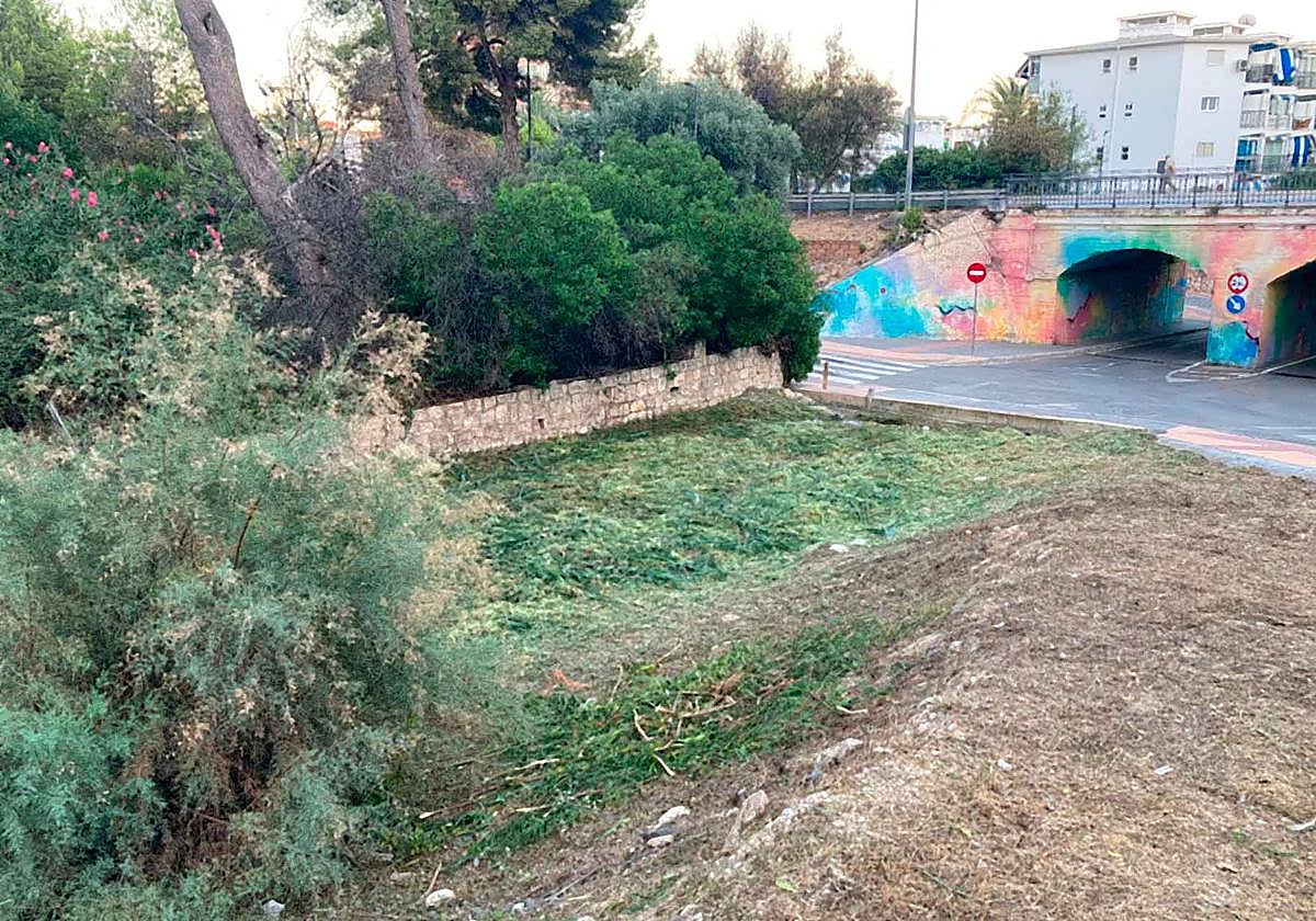 Uno de los barrancos en pleno proceso de desbroce.