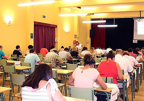 Estudiantes de la UNED haciendo un examen.