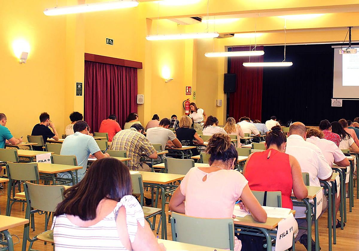 Estudiantes de la UNED haciendo un examen.
