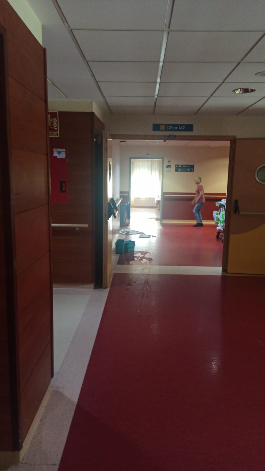 Imagen secundaria 1 - Las filtraciones se han extendido por diversas estancias del centro.