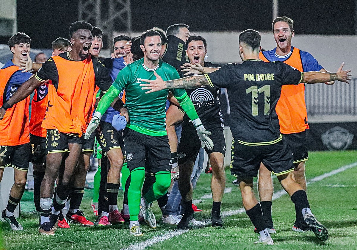 Manu Herrera se dispone a abrazar a Pol Roigé tras su decisivo gol ante el Alcoyano