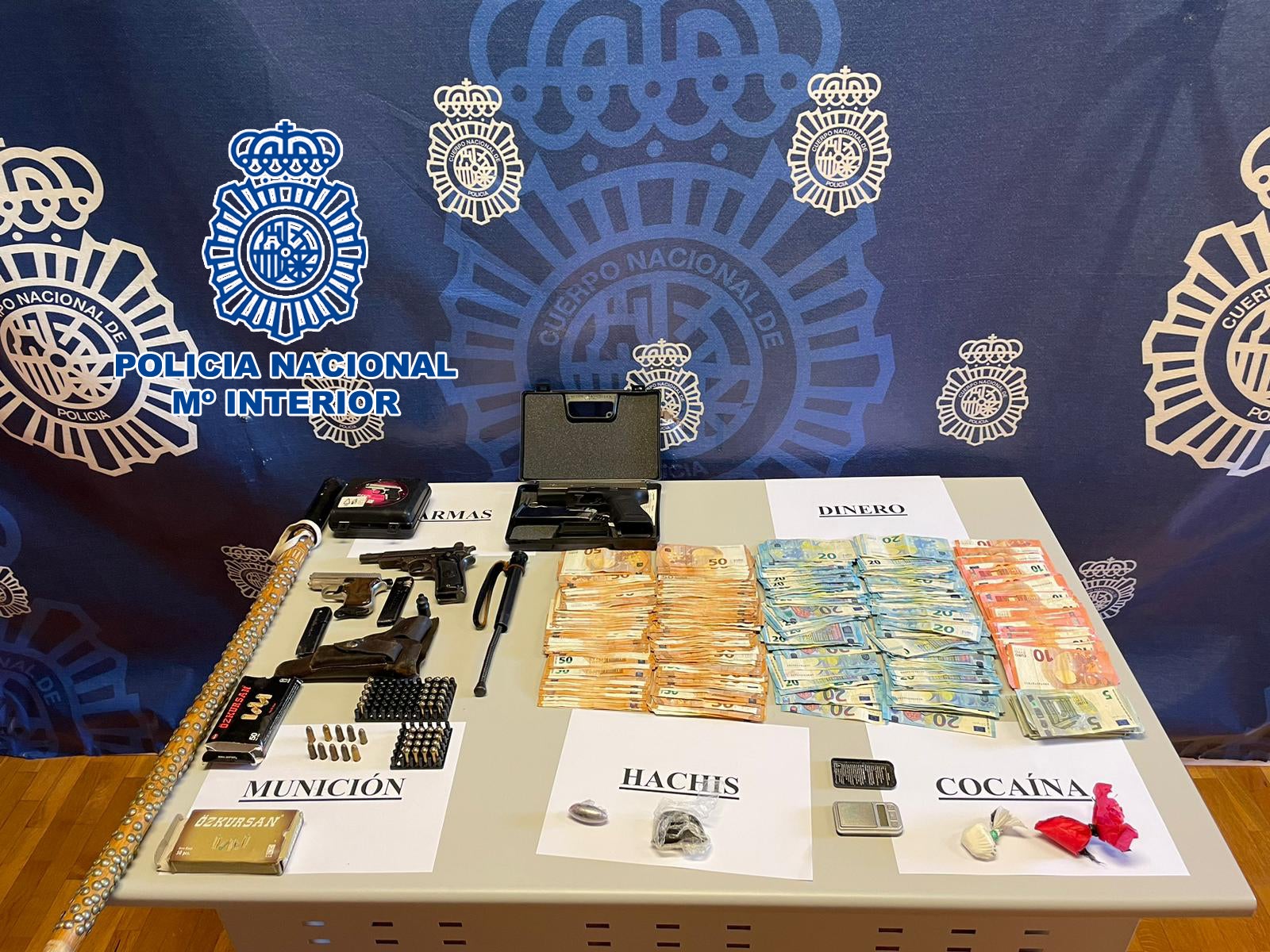 Material incautado por la policía en el marco de la operación.