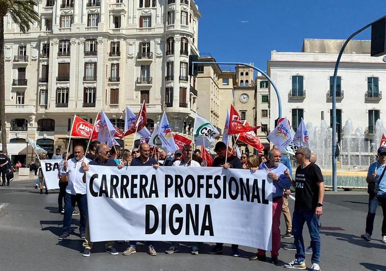 Manifestación de los funcionarios del Ayuntamiento de Alicante por la carrera profesional.