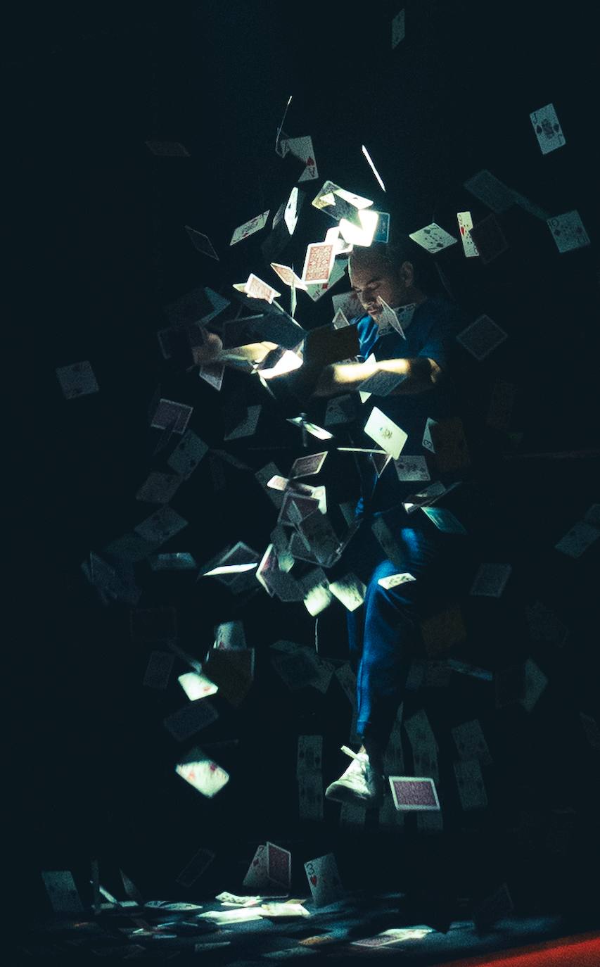 Jorge Blass en un truco de levitación.