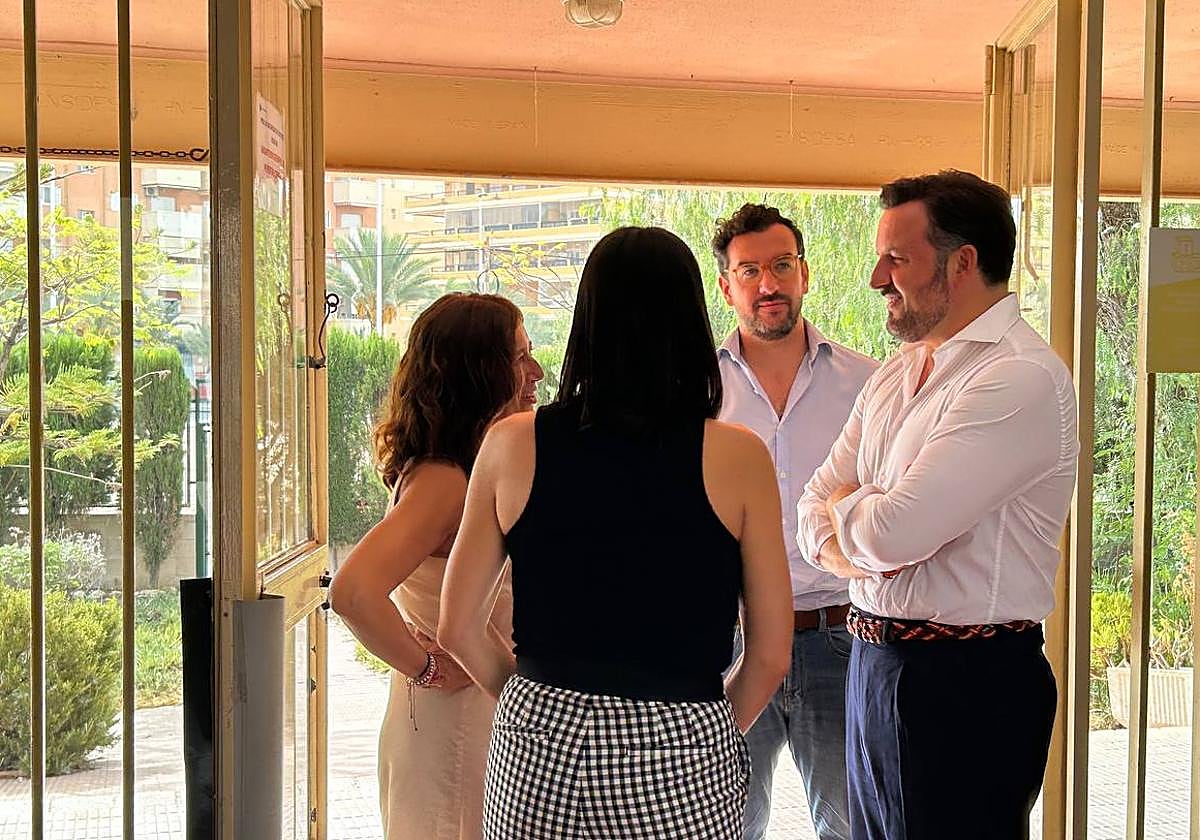 Los representantes políticos en la escuela Don Honorio.