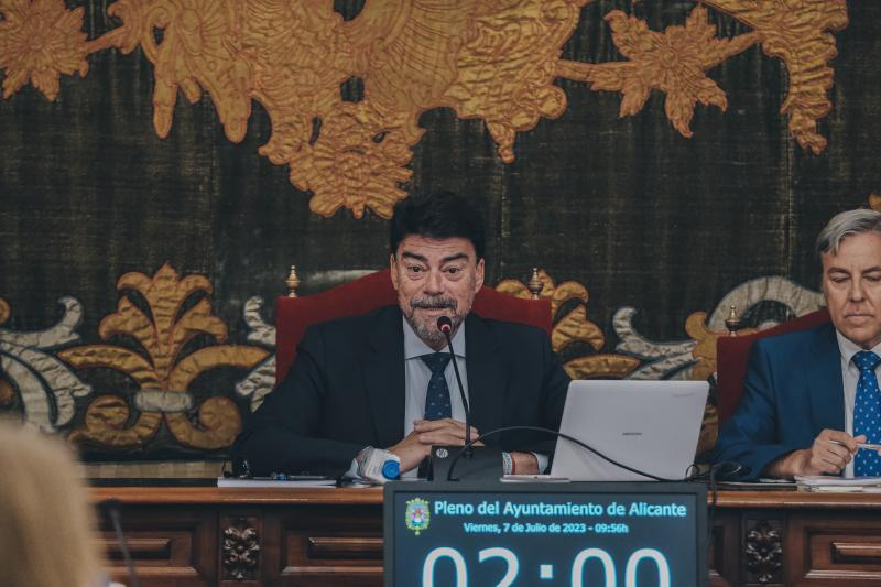 El alcalde de Alicante, Luis Barcala, en un pleno.