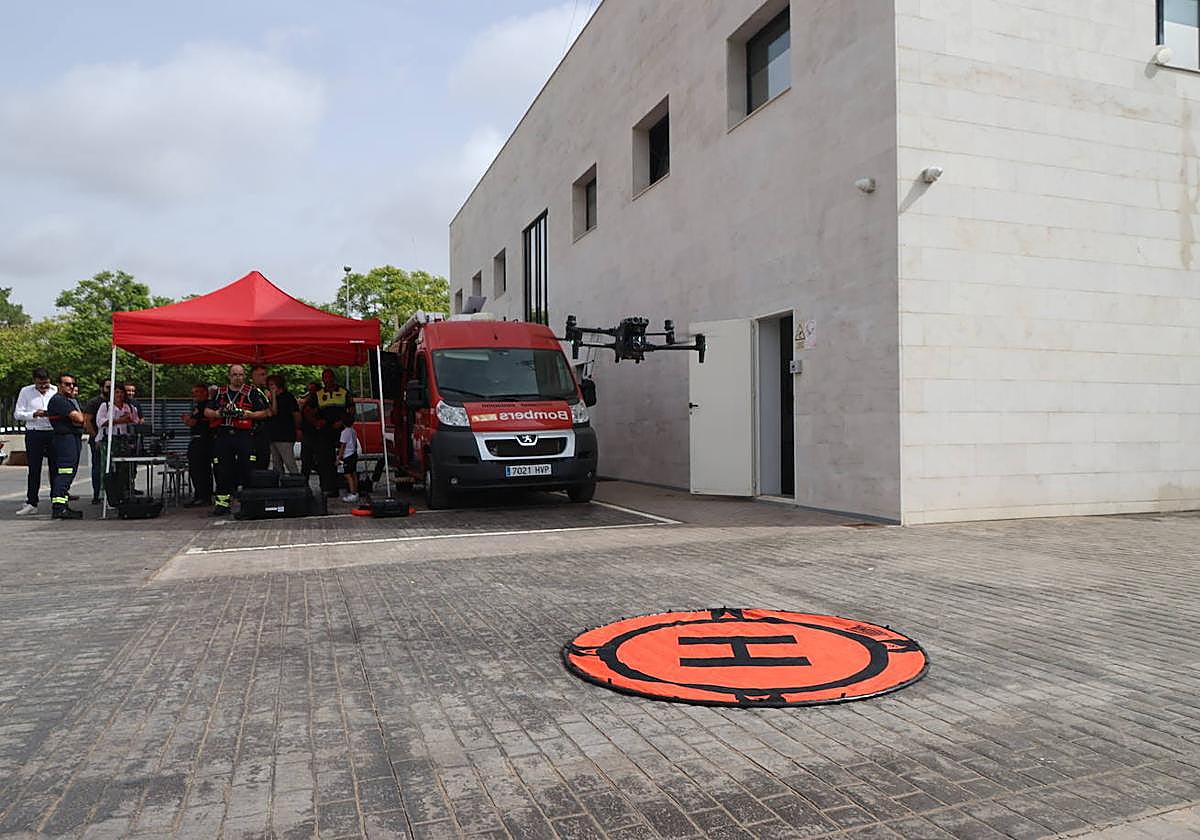 Uno de los drones, pilotado por un miebro del Consorcio Provincial de Bomberos, en pleno vuelo
