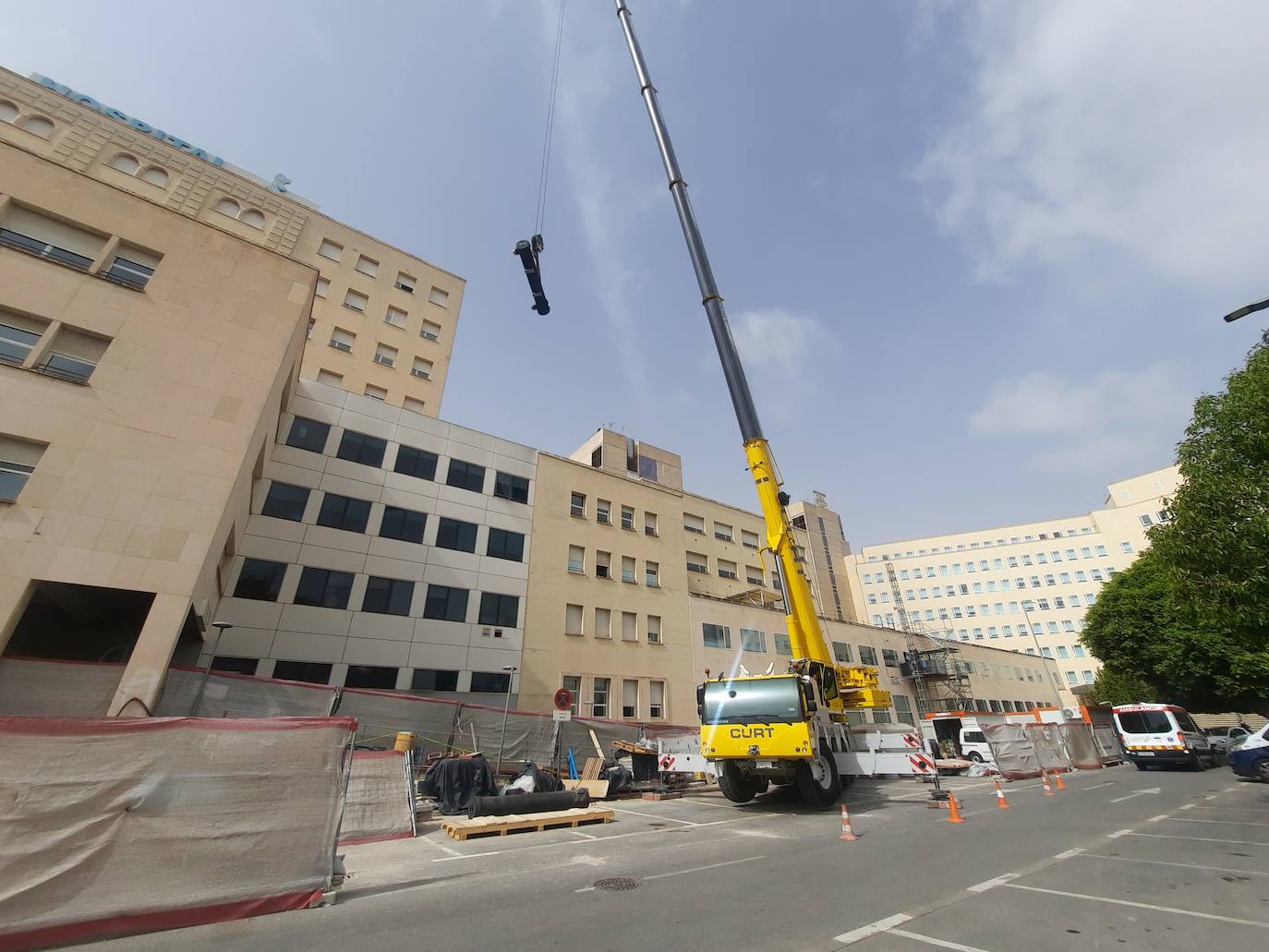 Se ha necesitado una grúa de grandes dimensiones para instalar la pieza.