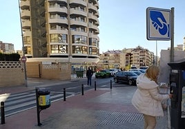Una usuaria abona su tarifa en uno de los parquímetros de la ciudad