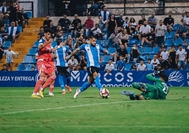 Artiles intenta superar al meta del Espanyol B tras una gran jugada individual