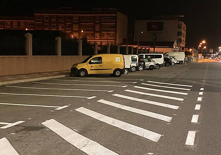 Imagen principal - Otros de los viales donde el Ayuntamiento ha llevado a cabo la repintada