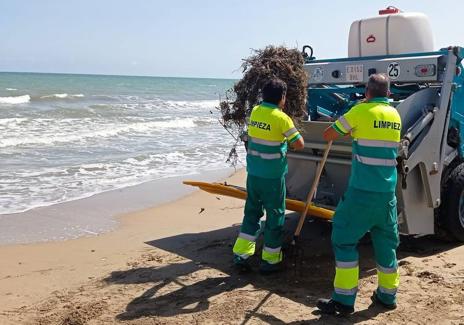 Imagen secundaria 1 - Trabajos de limpieza y vista de la playa tras el temporal
