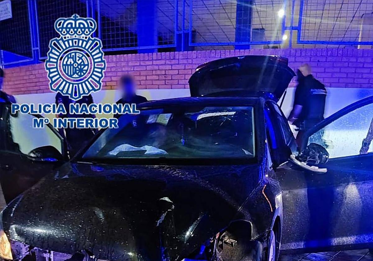 Así quedó el vehículo tras estrellarse contra una farola en una de las calles del centro de Alicante