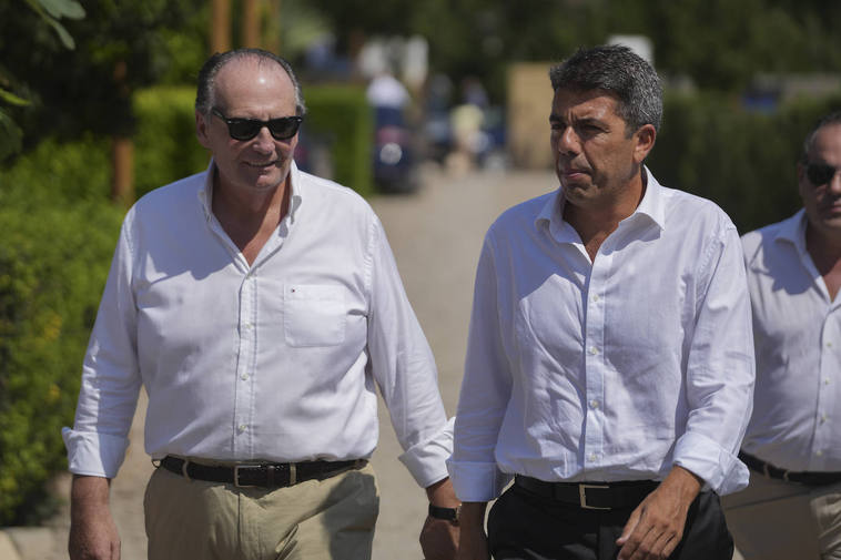 El presidente de la Generalitat de Valencia, Carlos Mazón (d), y el presidente del Consejo de Cámaras de la Comunitat, José Vicente Morata (i)