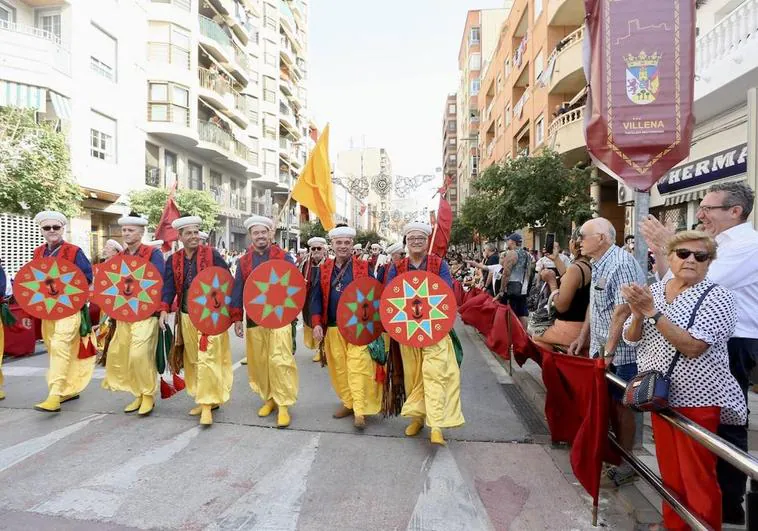 Carlos Mazón, segundo por la izquierda, aplaudido por Toni Pérez, a la derecha, en las Fiestas de Moros y Cristianos de Villena.