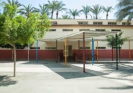 Entrada al colegio oriholano Fernando de Loaces