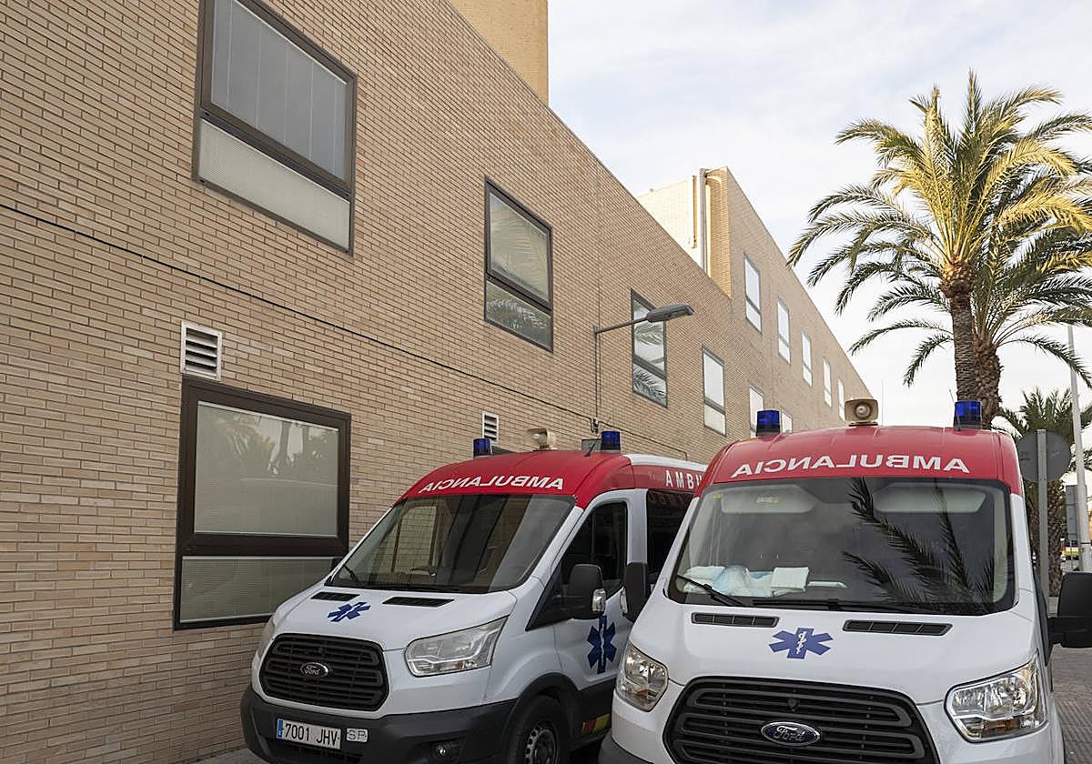 Ambulancias en el Hospital de Elche