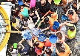 El Raval Roig despide sus fiestas con la tradicional Poalà