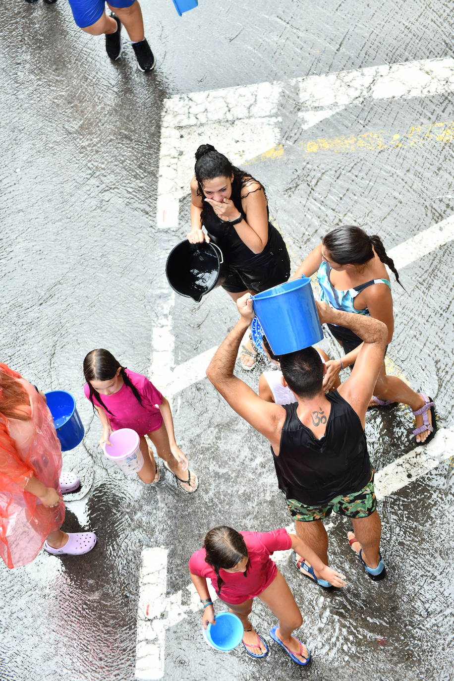 El Raval Roig despide sus fiestas con la tradicional Poalà