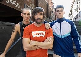 Los actores Christian Checa y Hugo Welzel junto con el director David Valero (centro).