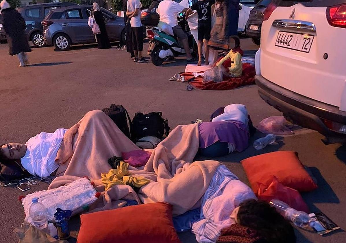 Los jóvenes alicantinos durmiendo a las afueras del riad donde se alojaban durante su estancia en Marrakech
