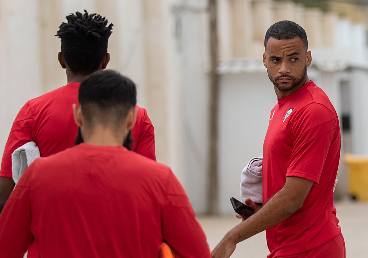 Varios jugadores del Alcoyano, antes de un entrenamiento