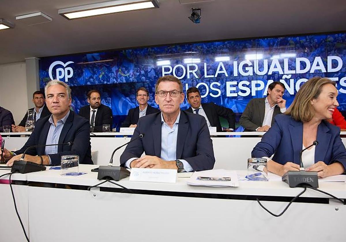 Carlos Mazón, sentado detrás de Alberto Núñez Feijóo en la celebración de la Junta Directiva Nacional.